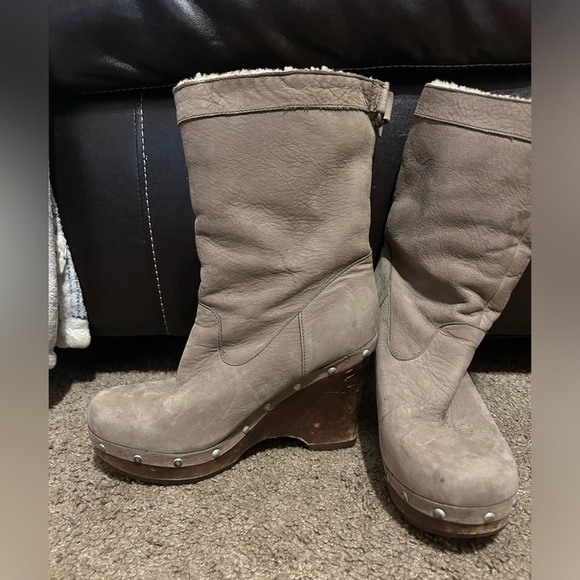 Ugg Carnegie Taupe Gray Nubuck Leather Shearling Studded Wedge Platform Boots 7 - Picture 3 of 12